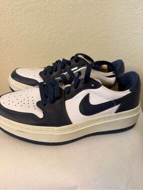 Nike White and Navy Low-Top Swoosh Sneakers
